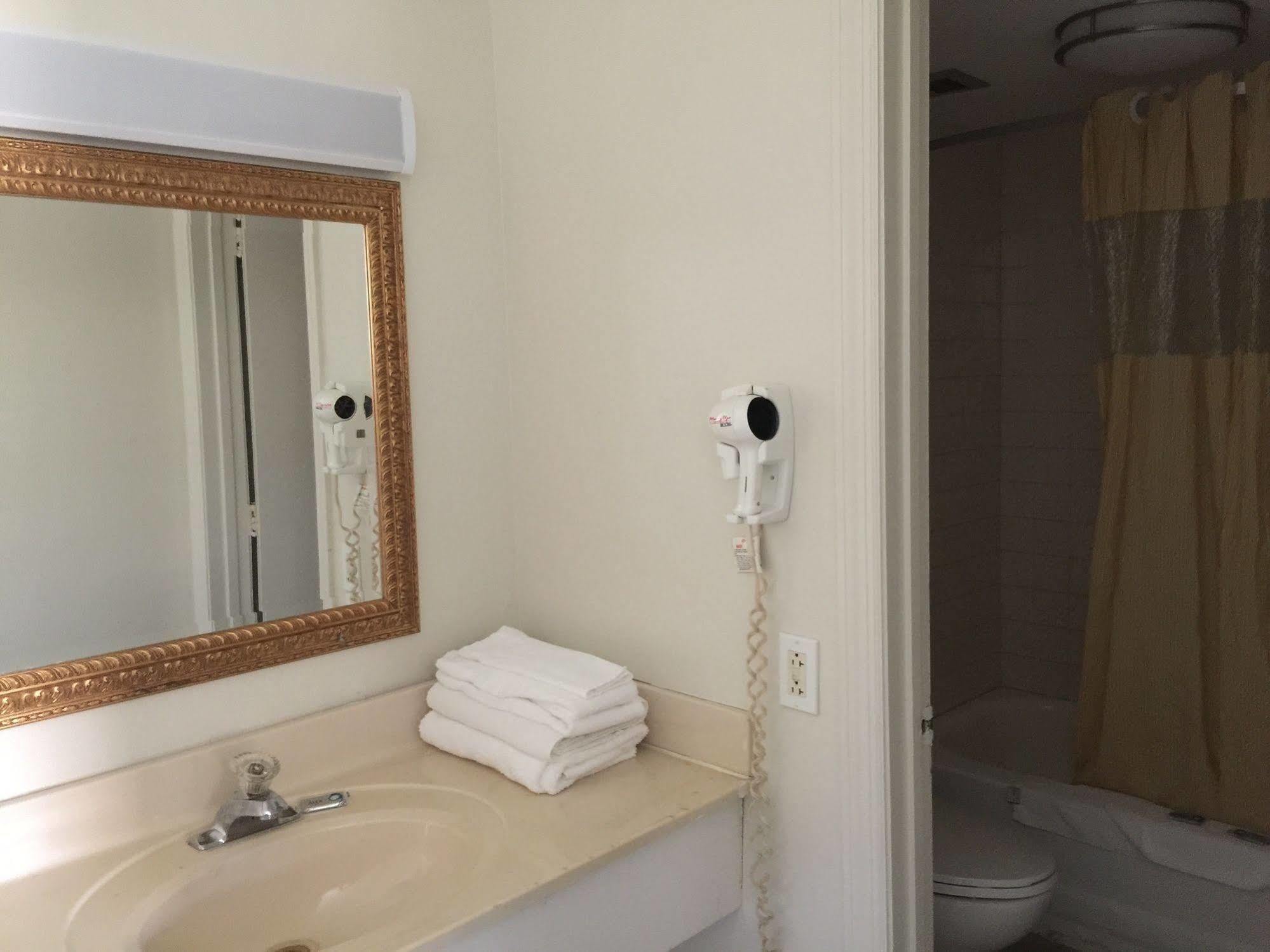 Red Carpet Inn & Suites - Данвилл Экстерьер фото